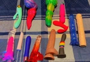 So many choices who s interested in a custom vid let me know tantas