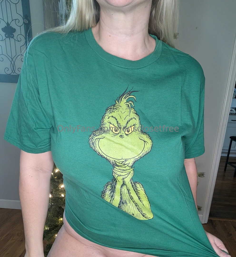 The grinch didn t make me cover up my jenscloset come check it out 
