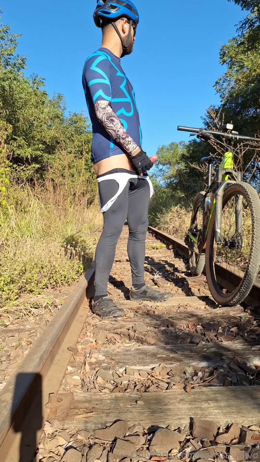 Gozando na linha do trem 