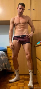 Hoy de cuerpo entero con calcetines y calzoncillos para fetichistas de