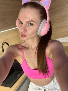 She s a 10 but she says on my way while dancing barefoot in the