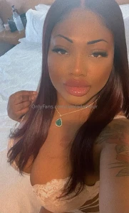 Seductive eyes and lips cum chat in private