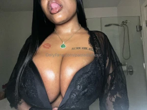 Big lips and bigger boobs cum chat with me