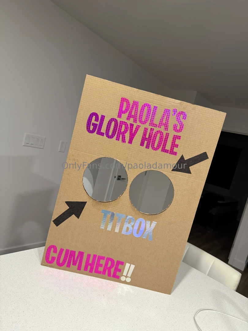 Paola s glory hole titbox roleplay available message me for custom 
