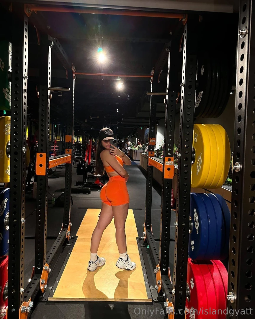 Gym mirror said yep that peach is peachin 