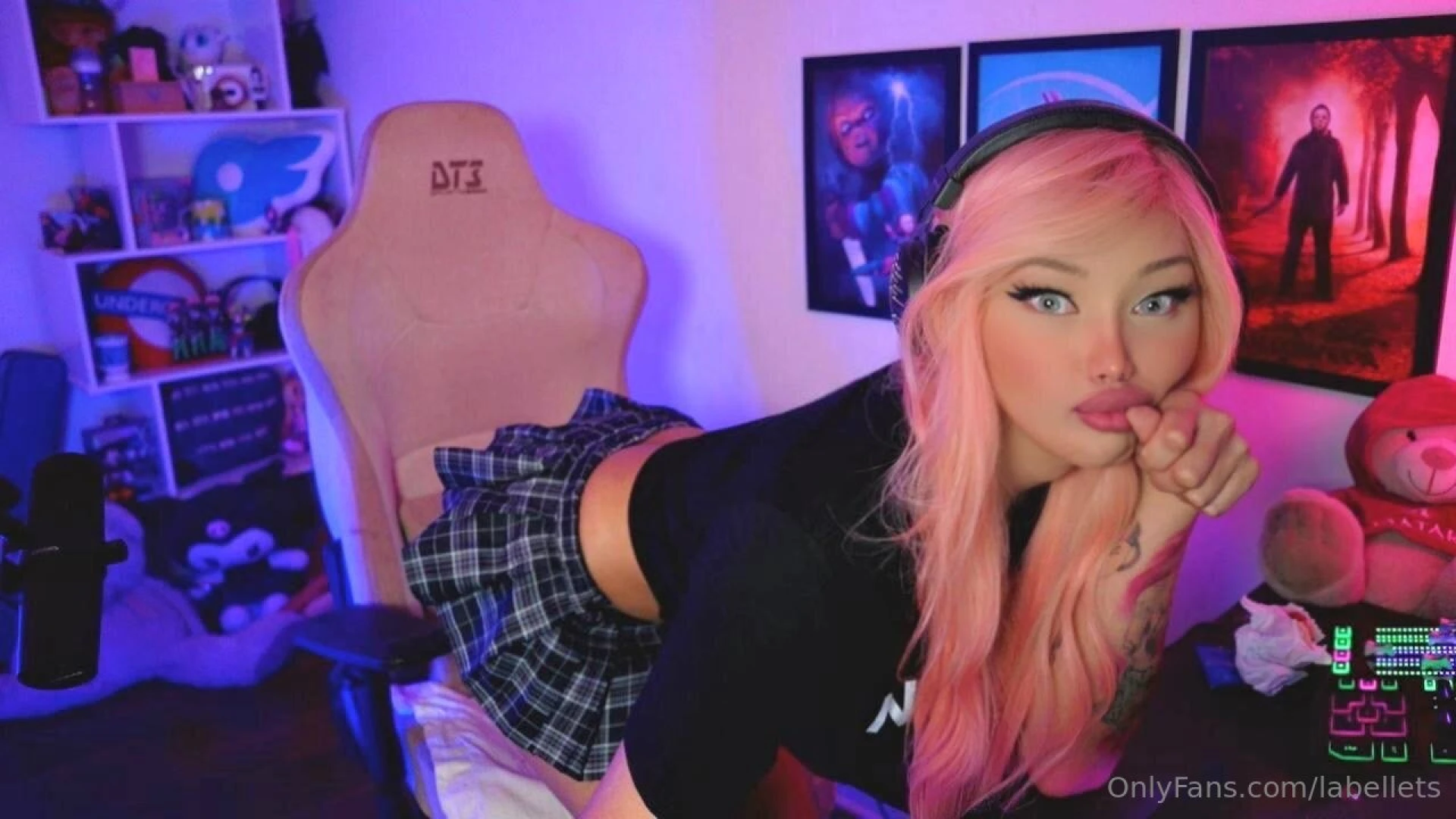 Suck my cock while i m playing games 