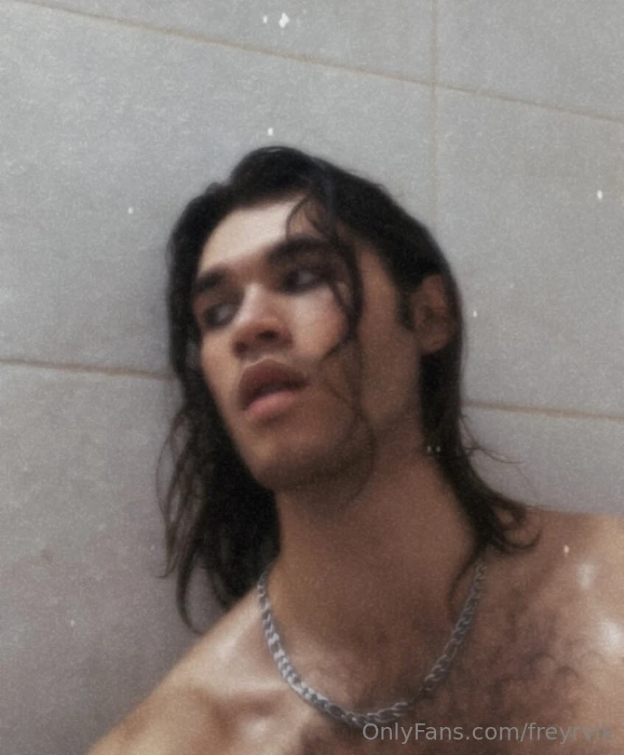 My body vibrates with the wind and with your desire 