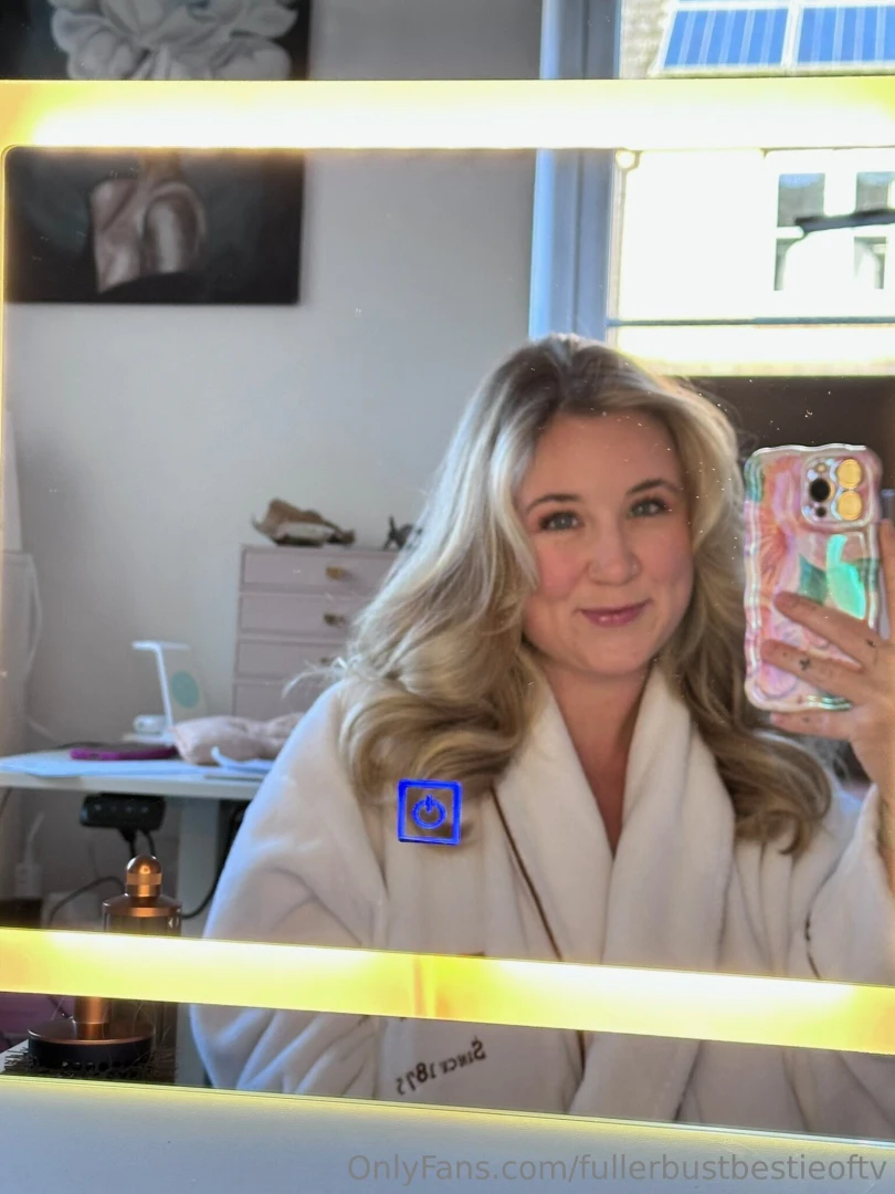 Little mirror selfie for you lots more on fullerbustbestie 