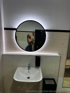 Spieglein spieglein an der wand wer ist die cuteste im land mirror