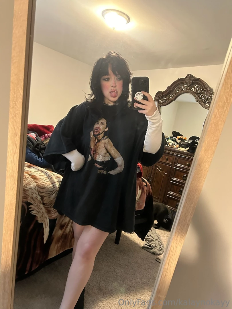 No i m not wearing panties and i m not gonna 