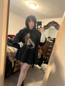 No i m not wearing panties and i m not gonna