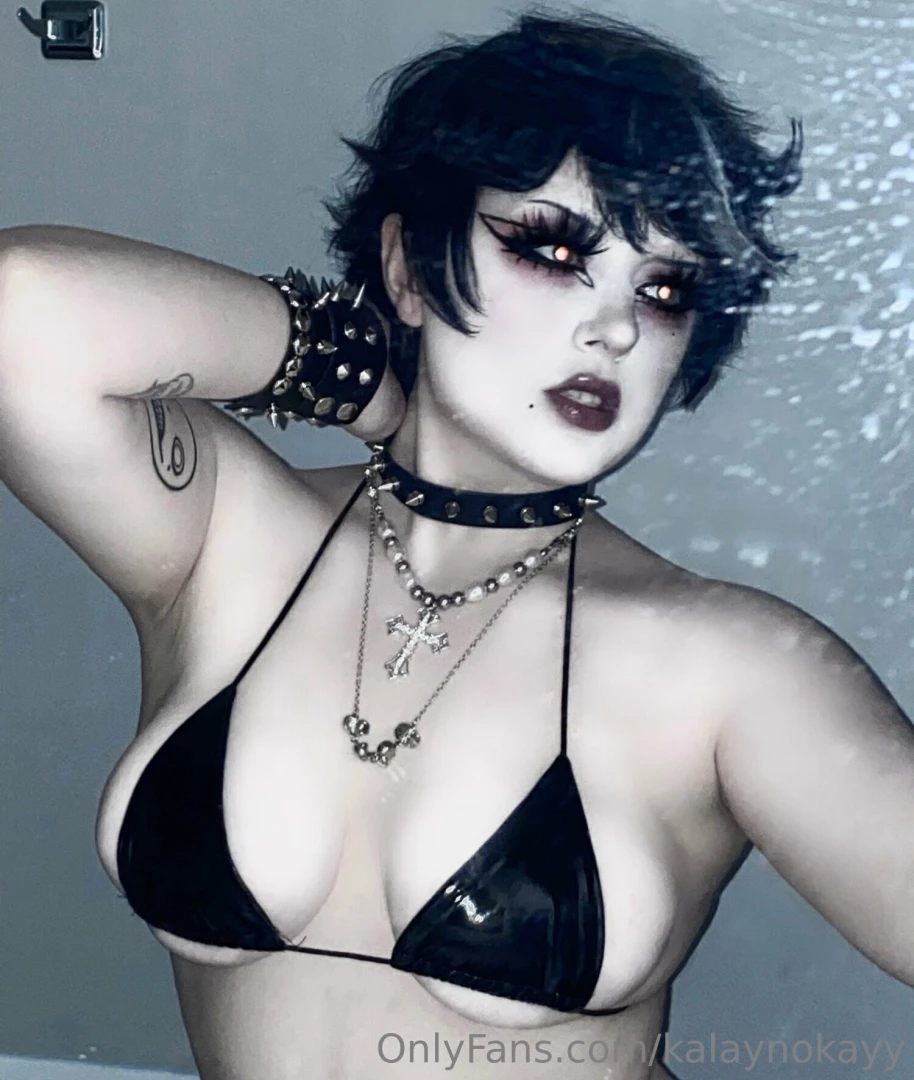 New cosplay tomorrow w this top just tried it on real quick before i 