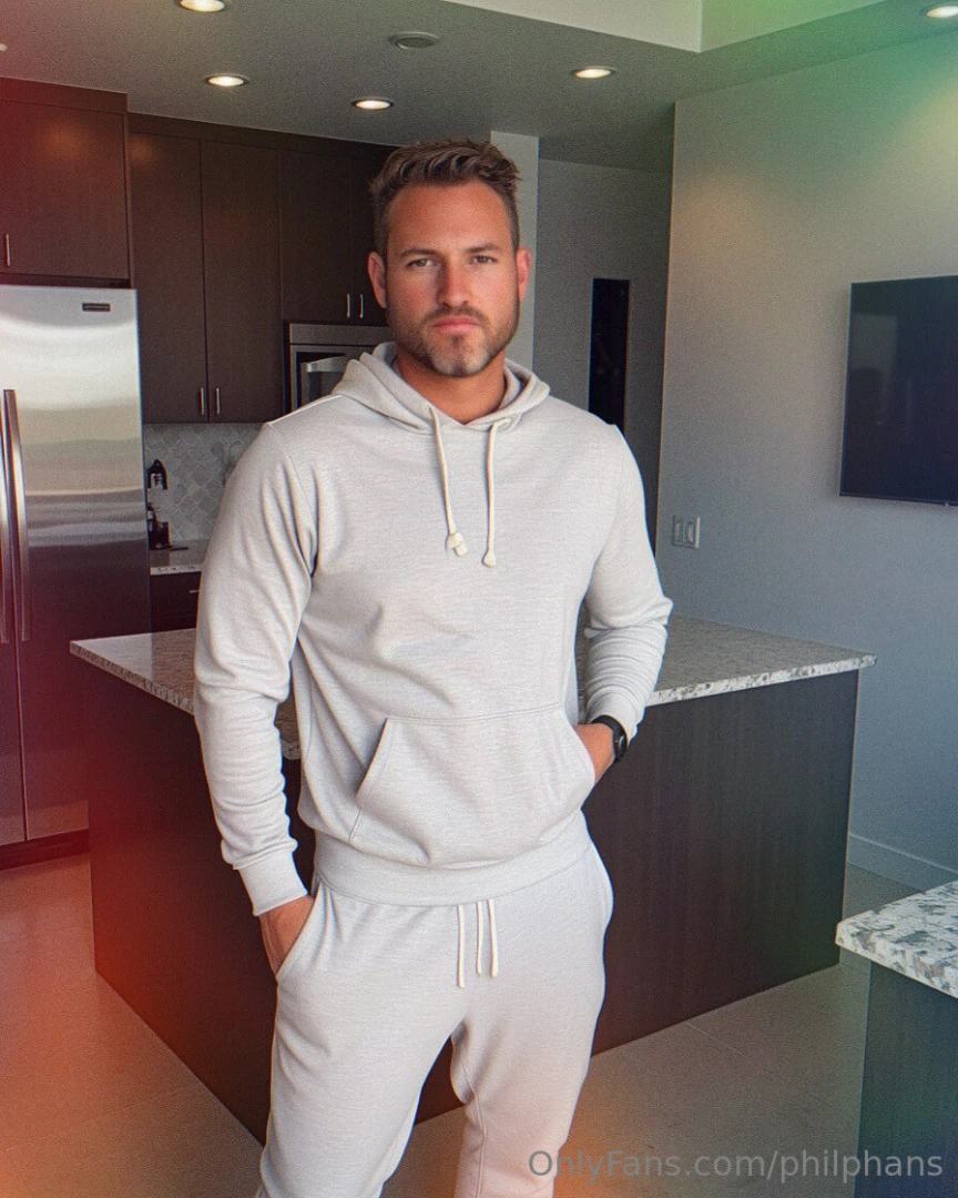 My friend thought i looked good in my sweats so she told me to pose i 