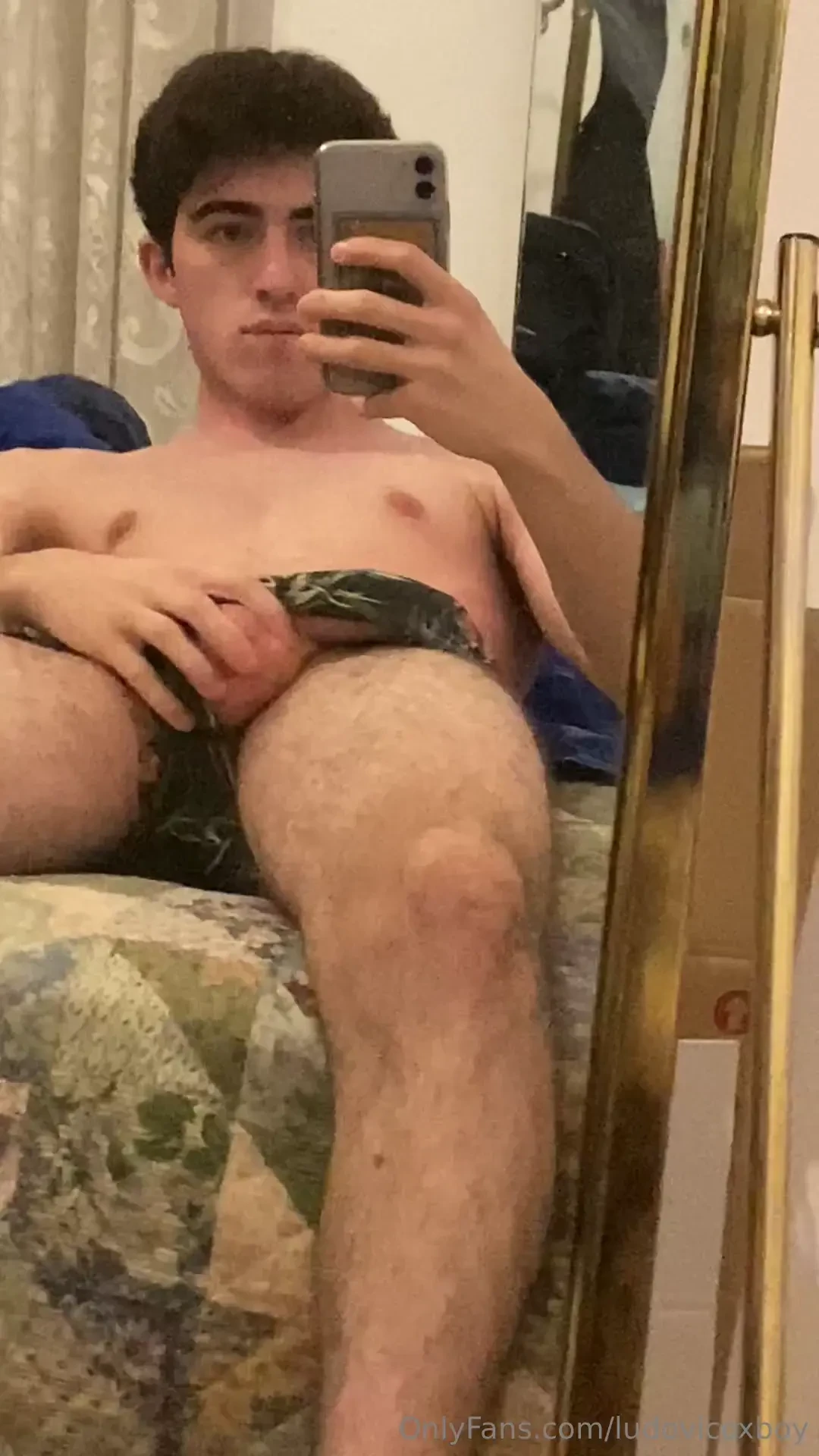 Da bravo mettiti in ginocchio tira fuori la lingua e lecca te le metto 