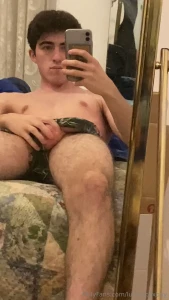 Da bravo mettiti in ginocchio tira fuori la lingua e lecca te le metto