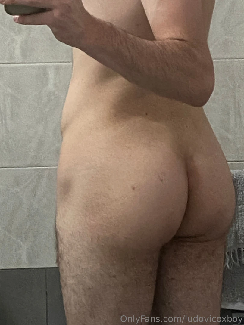 Ti piace quando un bel twink fa ribalzare il suo culetto 