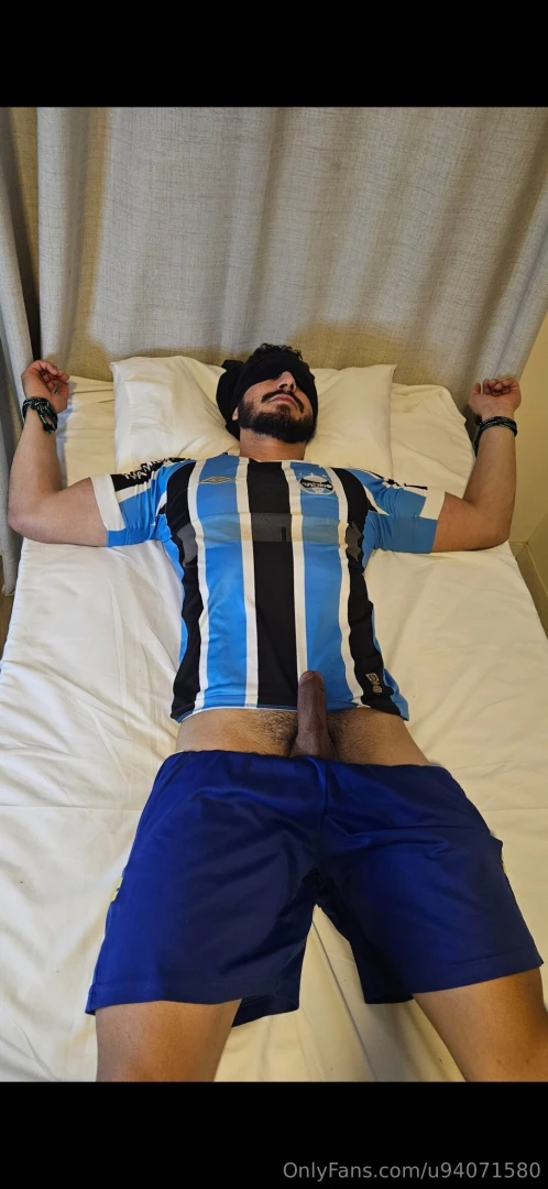 E esse gremista sendo submisso curtem bdsm 