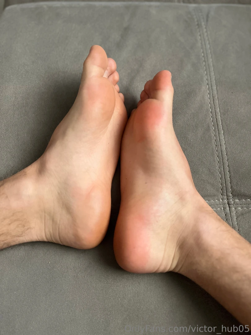 Una cascata di sborra densa e filante tutta sui miei piedi 