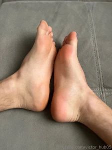 Una cascata di sborra densa e filante tutta sui miei piedi