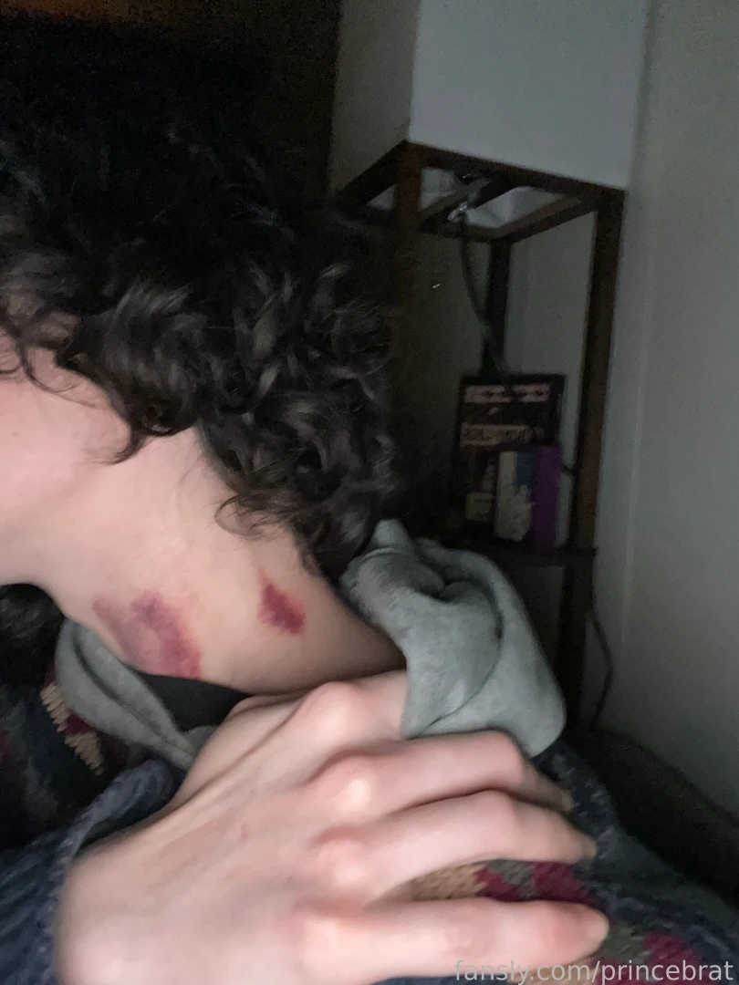 I love getting hickeys 
