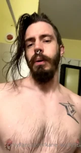 Right out of the shower the perfect time to try out your kneeling form