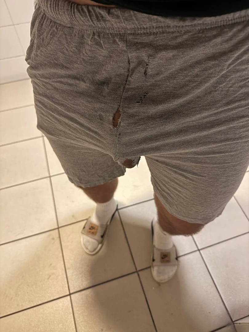 When ur dick is so big ur pants rip 