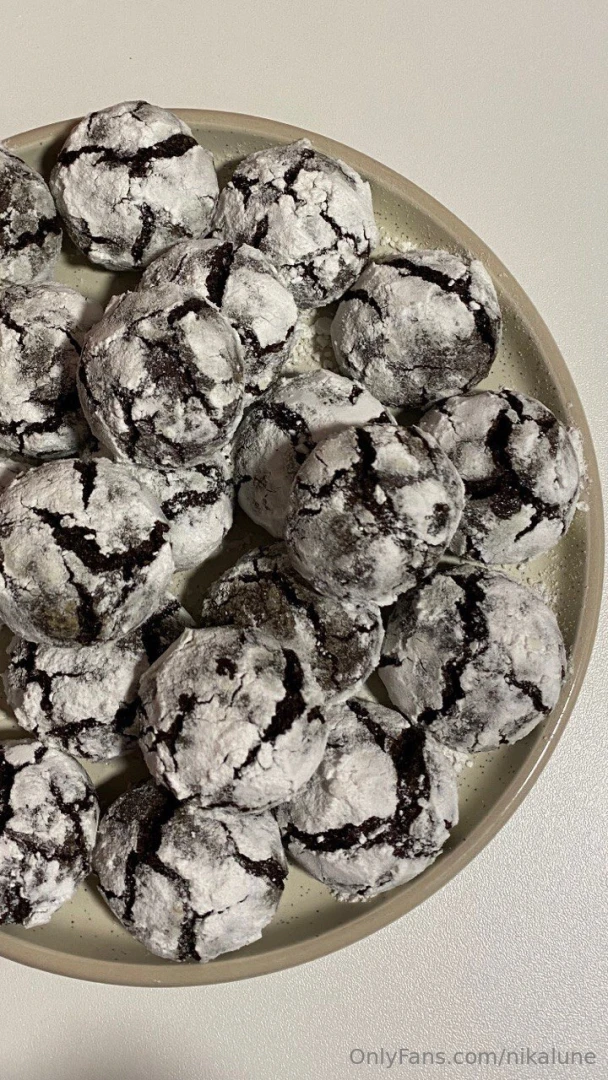 Hey there i m nika i love baking walking barefoot stretching out after 