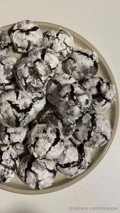 Hey there i m nika i love baking walking barefoot stretching out after