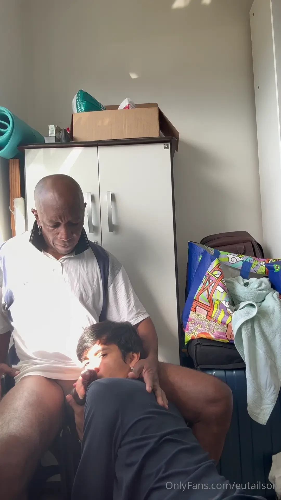 Ele saiu do banho com muito prazer 