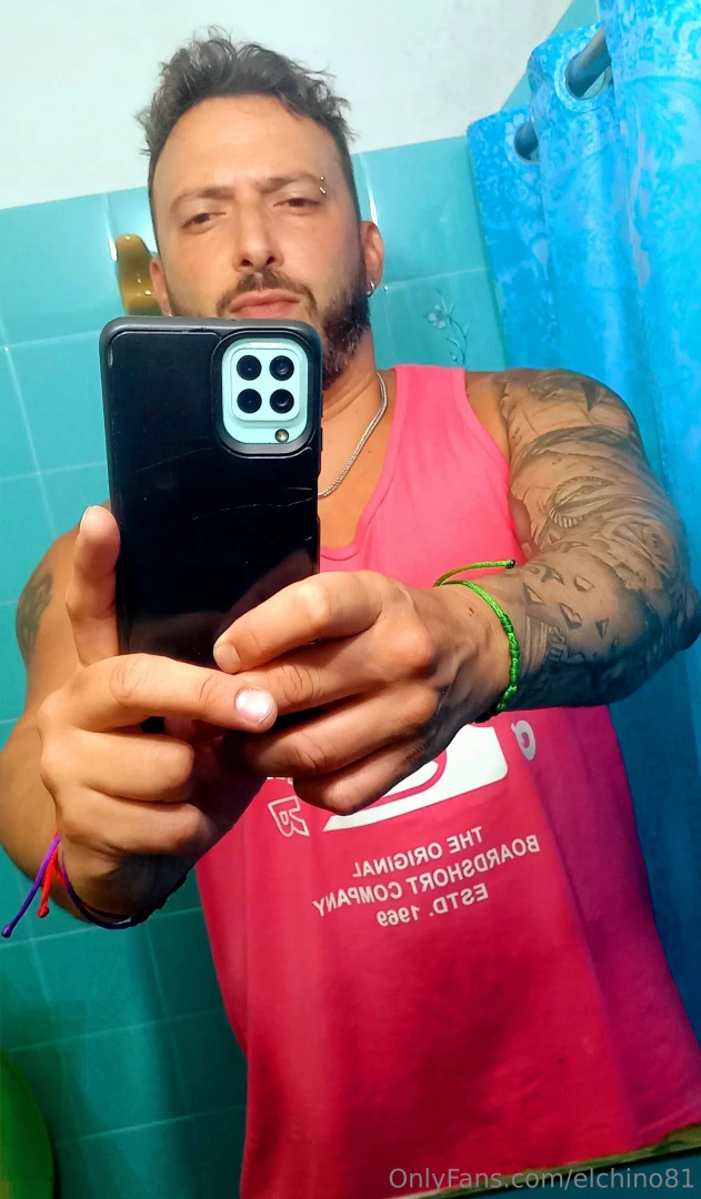 Testing the mirror very bored send me a message babe 