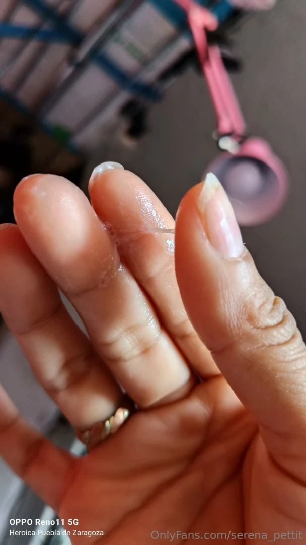 Esto pasa cuando me meto mis dedos y me masturbo 