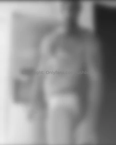 Appena sveglio ancora tutto scompigliato davanti al frigorifero ma il