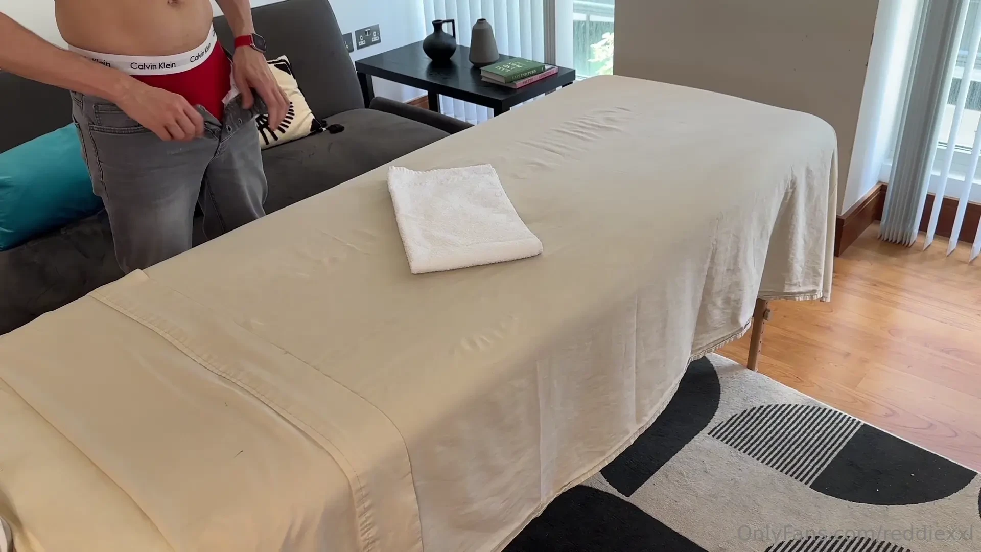 I went to this masseur nick_nivero who said he was straight right from 