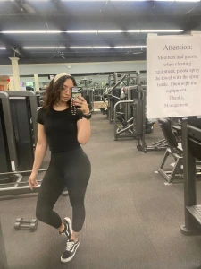 Need a hot gym partner to spot me