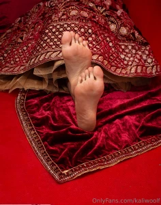 Only a goddess can make you fall in love with soles and arches