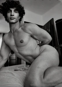 Una foto er tica en blanco y negro