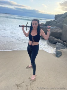 I love playing with big swords