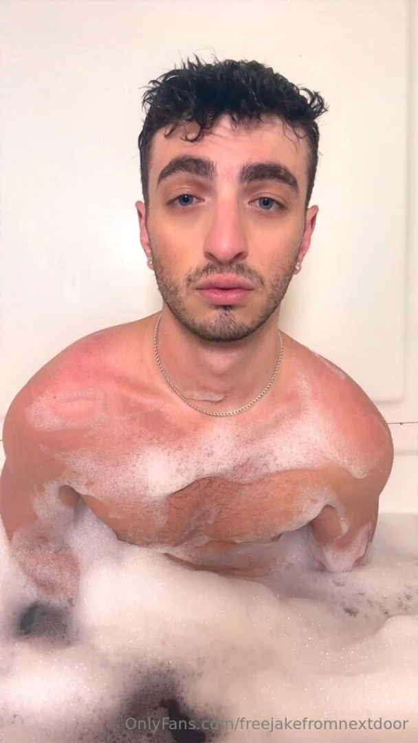 Who wanna come in the tub with me 