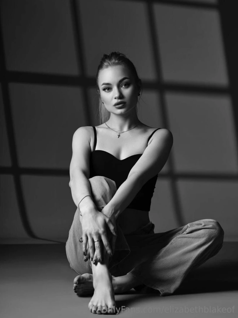 Hi my darlings my name is elizabeth blake i m 27 and i m a woman with 