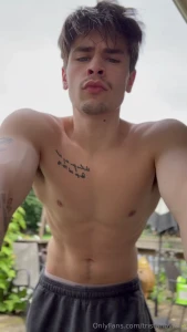 Tristanbtoo on insta facial hair or no