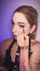 In this video-something hypnotizing how do i take a brush on my lips