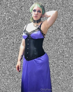 Guess which bitch didn t pay attention to the background one edited