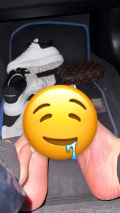 Pogledaj slike mojih znojnih stopala dok su u tenisicama carapama i