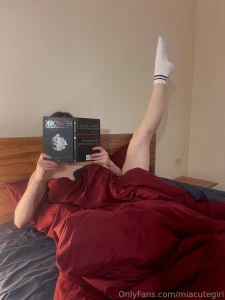 The girls look like an abstract painting even if you can t understand