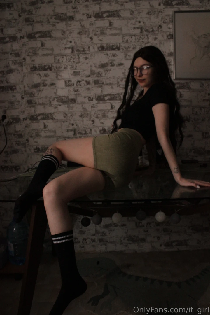 It s way too hot today and these tight leggings they re clinging to 