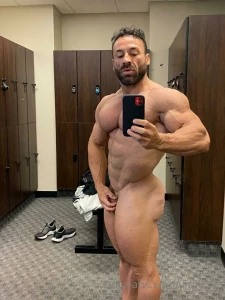 Post workout selfie what you guys think of my current shape