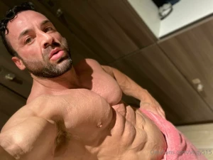 Hey guys just off the shower can i get 50 likes for the next sexy post