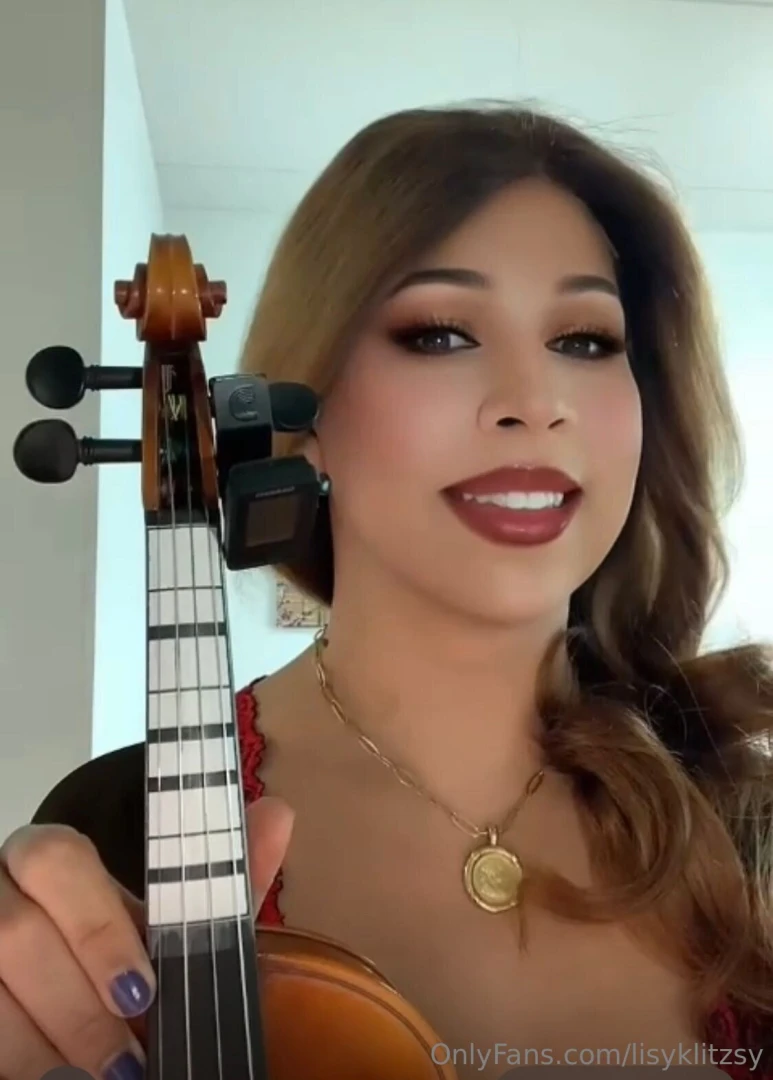 Worship my feet while i play 