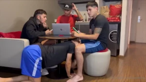 Debajo de la mesa y sin que ninguno se entere under the table and