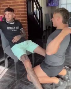 Me interrumpe la llamada con mi novia para mamarme la verga he